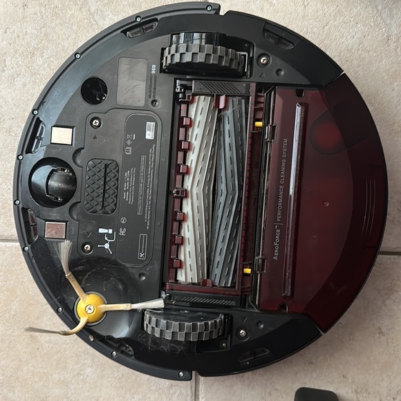 Roomba Robot Aero Force Cleaning System .Minimal usage.Works well! - Picture 2 of 3